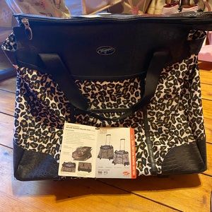 Spacious Rolling tote with pull up handle-brand new